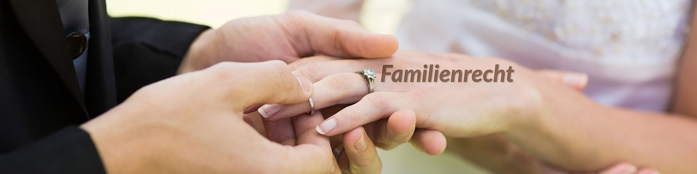 Familienrecht (Bild: Bräutigam steckt Trauring an Finger der Braut)