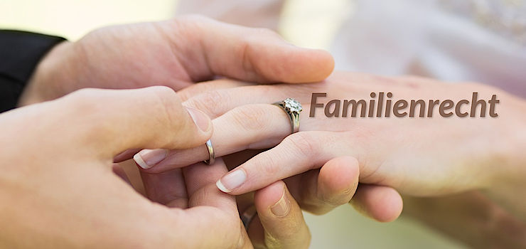 Familienrecht (Bild: Bräutigam steckt Trauring an Finger der Braut)